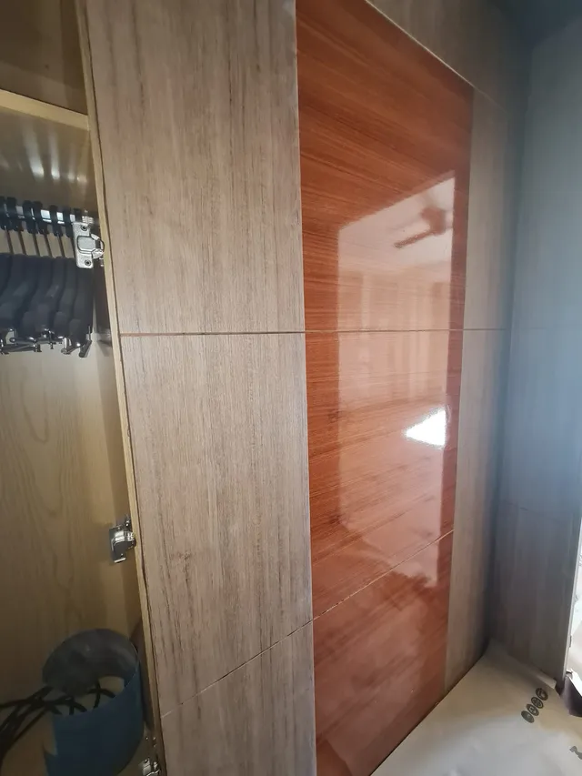 Paneles del hall y armario revestidos con vinilo efecto madera