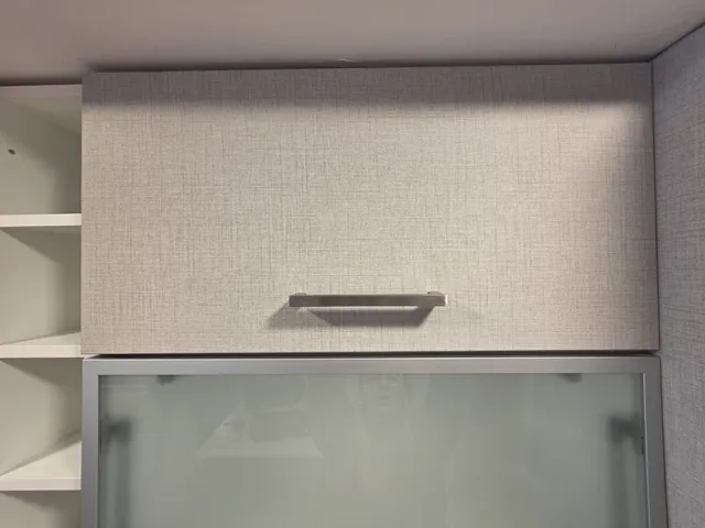 Mueble alto revestido sobre la vitrina de cristal