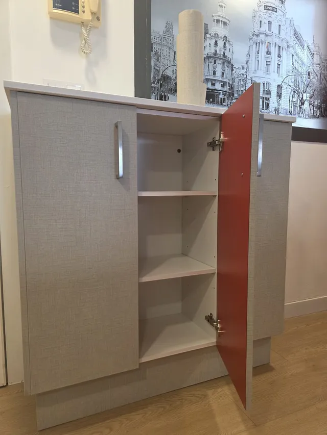 Mueble de la entrada con una puerta ya revestida en gris y otra aún en rojo