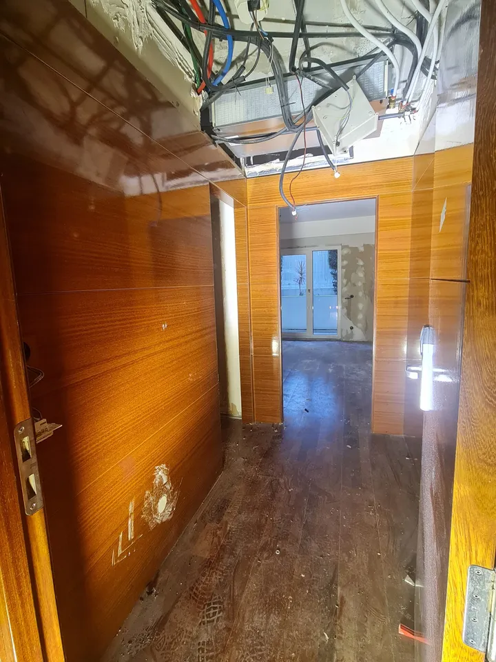 Antes: Hall de entrada a una habitación