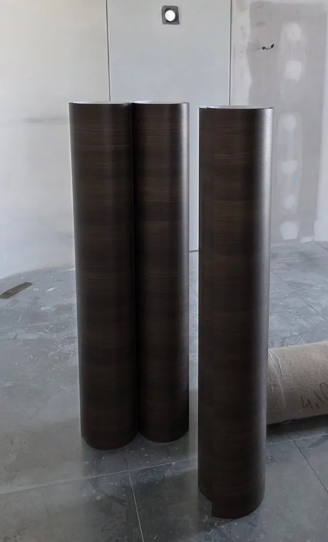 Rollos de vinilo SOIF Walnut listos para instalar