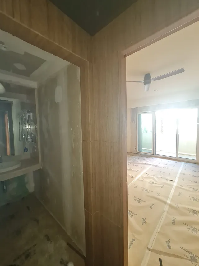 Hall revestido durante la obra, con el suelo protegido