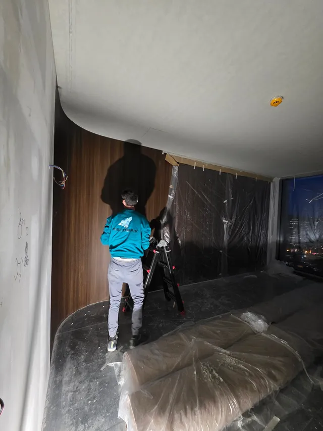 Instalador revistiendo la pared curva