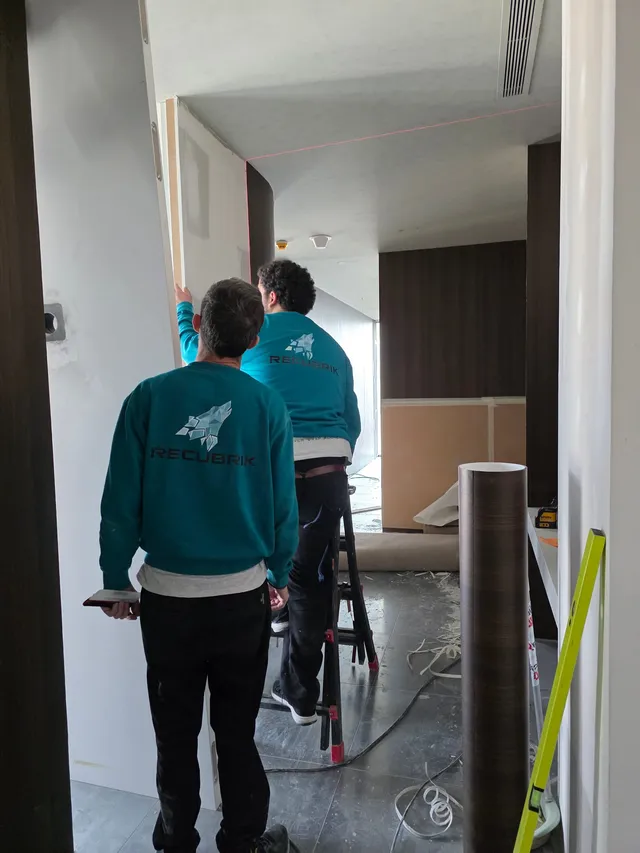 Equipo de Recubrik instalando el revestimiento