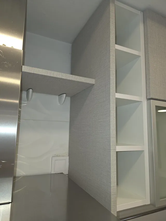 Estantería lateral revestida en gris textil