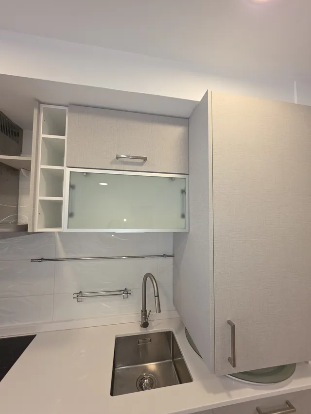 Zona del fregadero con mueble alto revestido