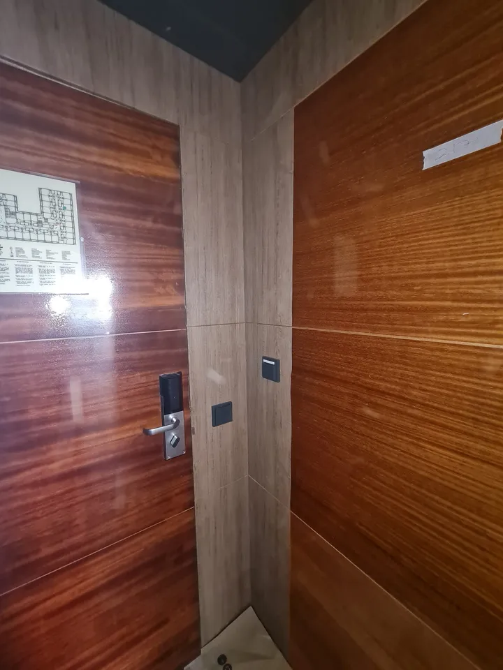 Después: Hall de entrada a una habitación