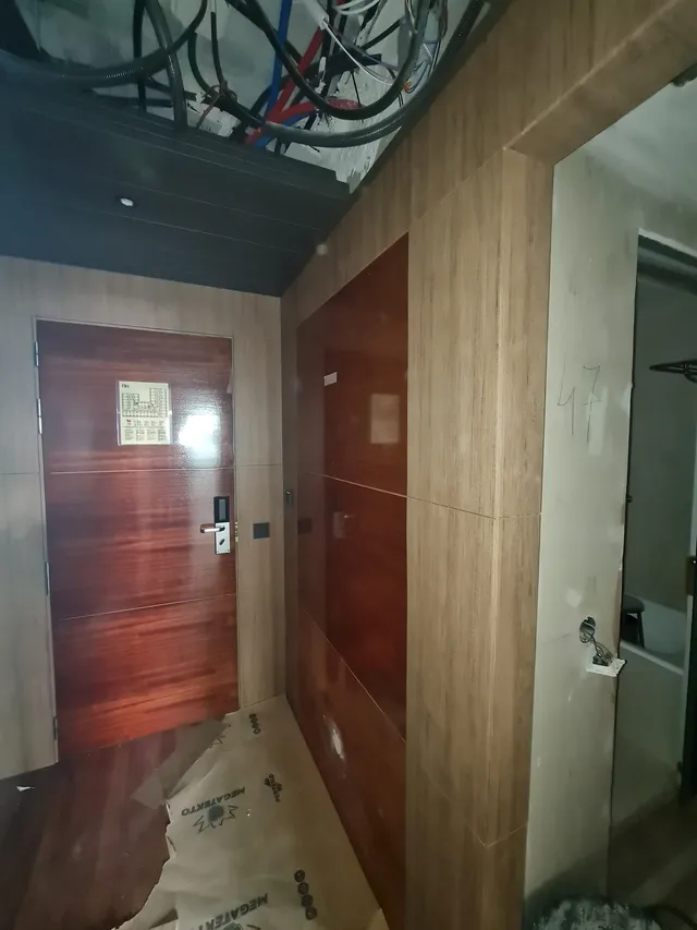 Hall revestido con las instalaciones del techo aún a la vista