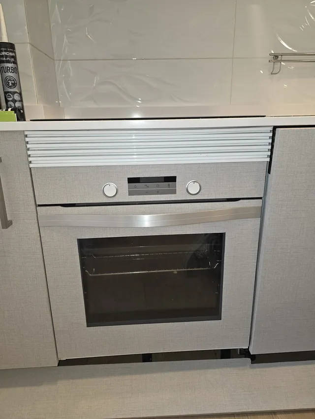 Horno integrado entre muebles revestidos en gris
