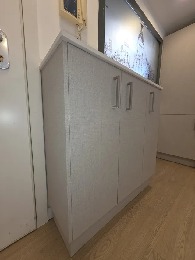 Mueble de la entrada revestido, visto de lado