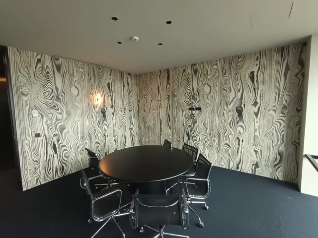 Sala de reuniones redonda con papel decorativo