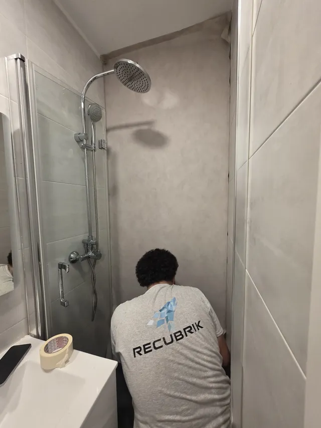 Instalador rematando la parte baja de la ducha