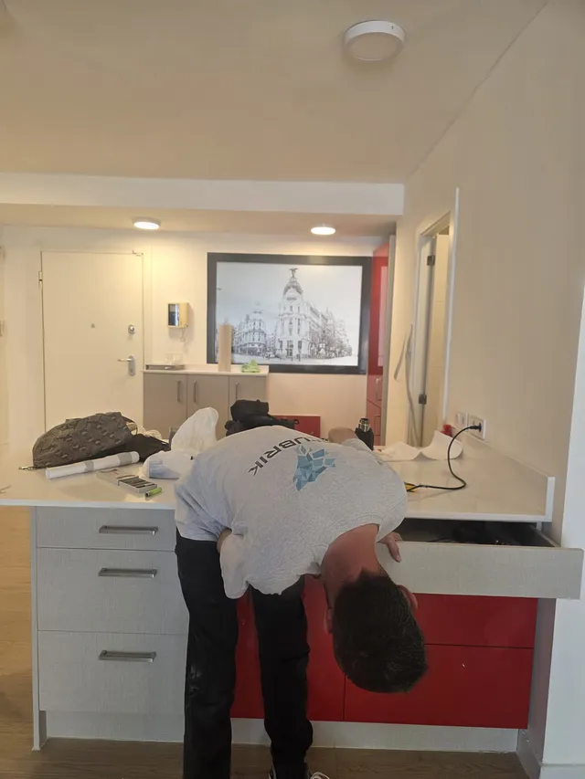 Instalador trabajando en los cajones bajo la encimera