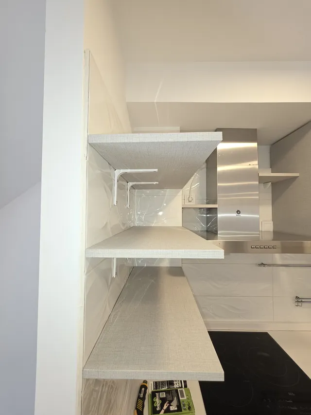 Estantes de la cocina revestidos durante la obra