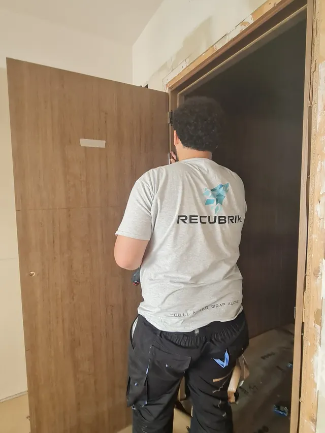 Instalador de Recubrik trabajando en una puerta