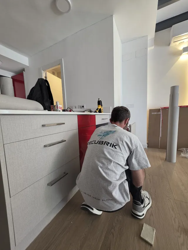 Instalador de Recubrik revistiendo los cajones de la cocina