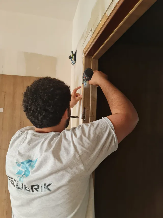Instalador de Recubrik revistiendo el marco de una puerta