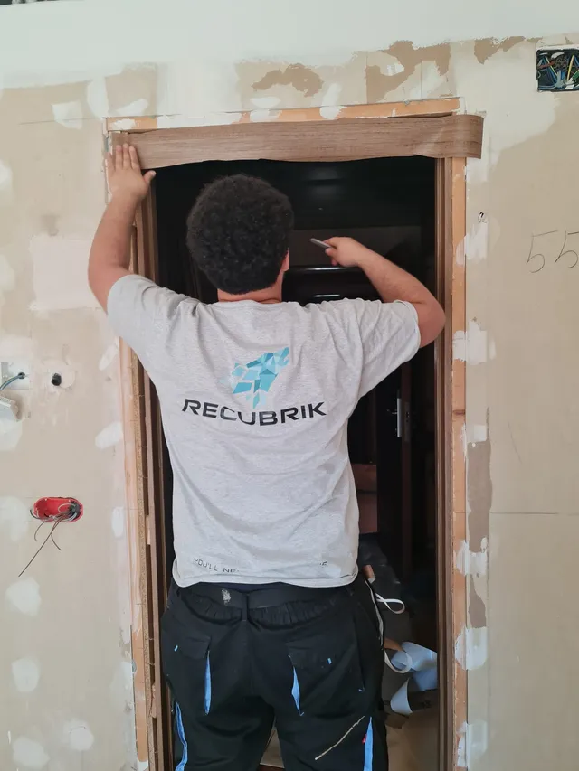 Instalación del revestimiento en el marco de una puerta
