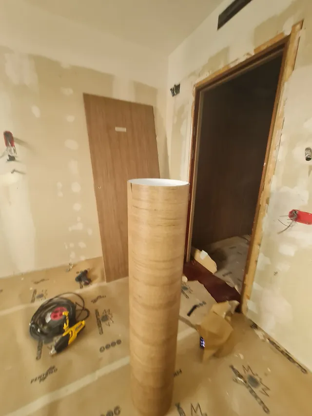 Rollo de vinilo SOIF efecto madera preparado para la instalación