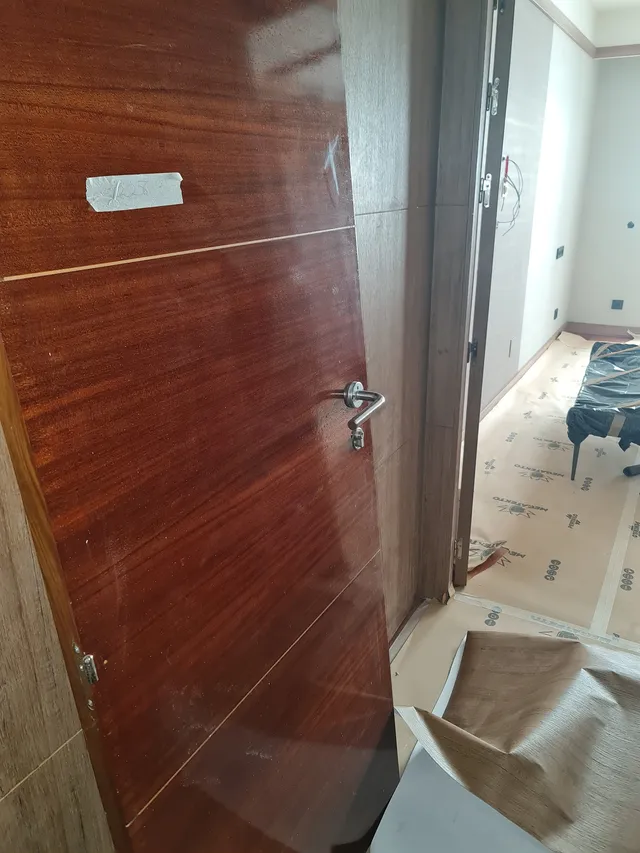 Puerta revestida con la habitación todavía protegida