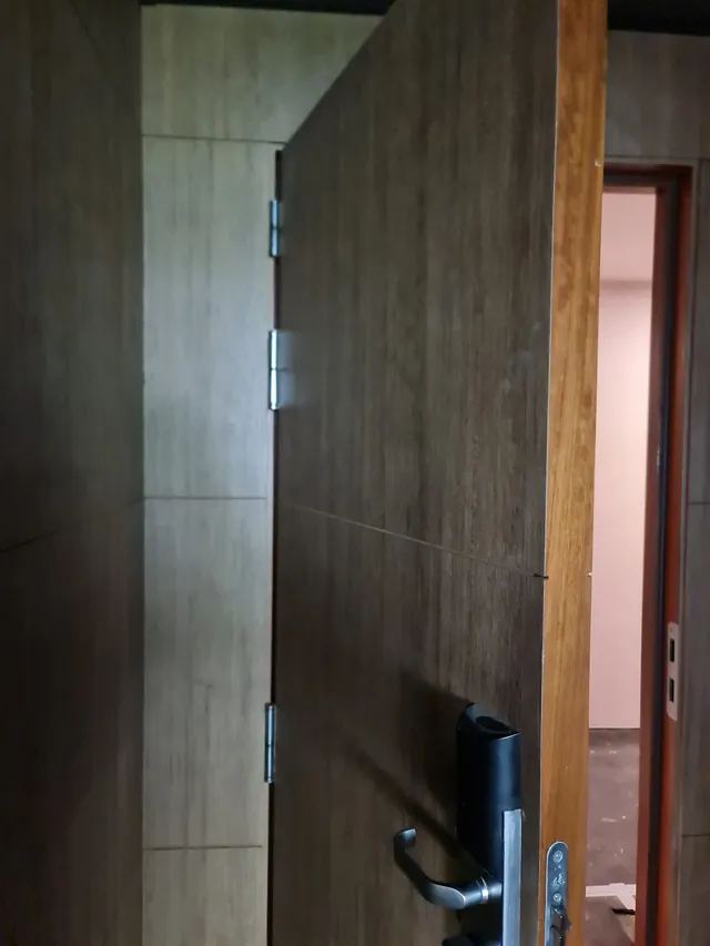 Puerta de habitación revestida con vinilo efecto madera y cerradura electrónica