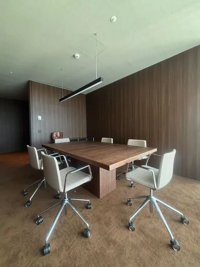 Sala de reuniones con paredes efecto nogal