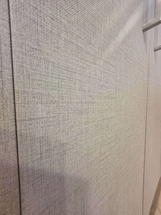Detalle de la textura textil del vinilo gris